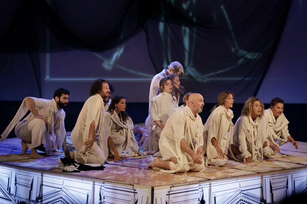 <p>Festival je otvoren 15. jula međunarodnim baletsko-pozorišnim spektaklom "Bjeguni" koji je režirao hrvatski koreograf Staša Zurovac, a muziku komponovao svjetski poznati violinista Aleksandar Balanesku čiji kvartet prati tim internacionalnih plesača</p>