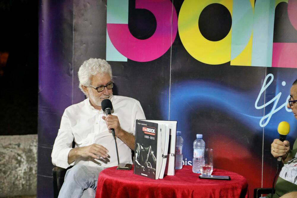 <p>Festival je otvoren 15. jula međunarodnim baletsko-pozorišnim spektaklom "Bjeguni" koji je režirao hrvatski koreograf Staša Zurovac, a muziku komponovao svjetski poznati violinista Aleksandar Balanesku čiji kvartet prati tim internacionalnih plesača</p>