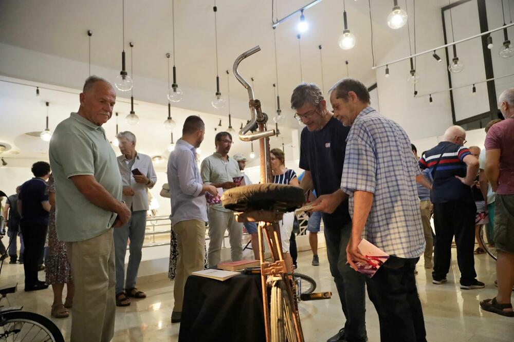 <p>Festival je otvoren 15. jula međunarodnim baletsko-pozorišnim spektaklom "Bjeguni" koji je režirao hrvatski koreograf Staša Zurovac, a muziku komponovao svjetski poznati violinista Aleksandar Balanesku čiji kvartet prati tim internacionalnih plesača</p>