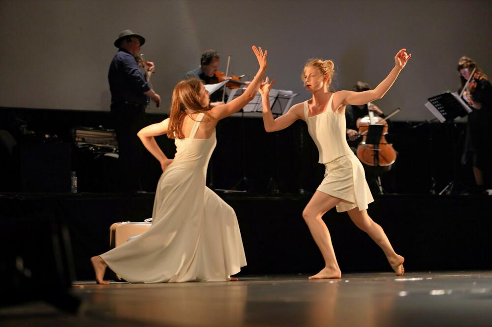 <p>Festival je otvoren 15. jula međunarodnim baletsko-pozorišnim spektaklom "Bjeguni" koji je režirao hrvatski koreograf Staša Zurovac, a muziku komponovao svjetski poznati violinista Aleksandar Balanesku čiji kvartet prati tim internacionalnih plesača</p>