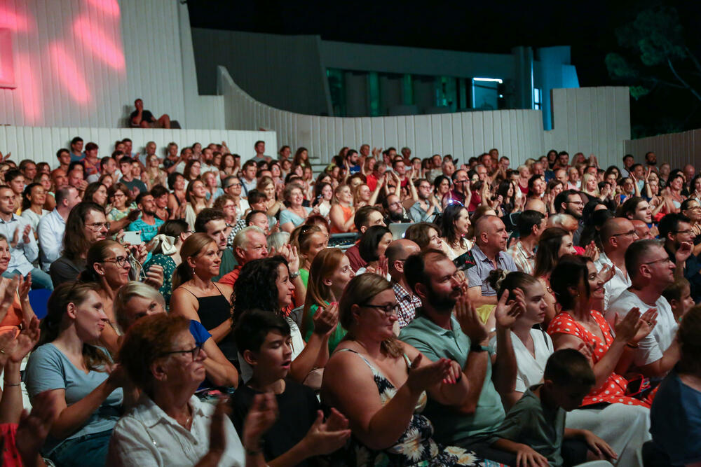 <p>Festival je otvoren 15. jula međunarodnim baletsko-pozorišnim spektaklom "Bjeguni" koji je režirao hrvatski koreograf Staša Zurovac, a muziku komponovao svjetski poznati violinista Aleksandar Balanesku čiji kvartet prati tim internacionalnih plesača</p>
