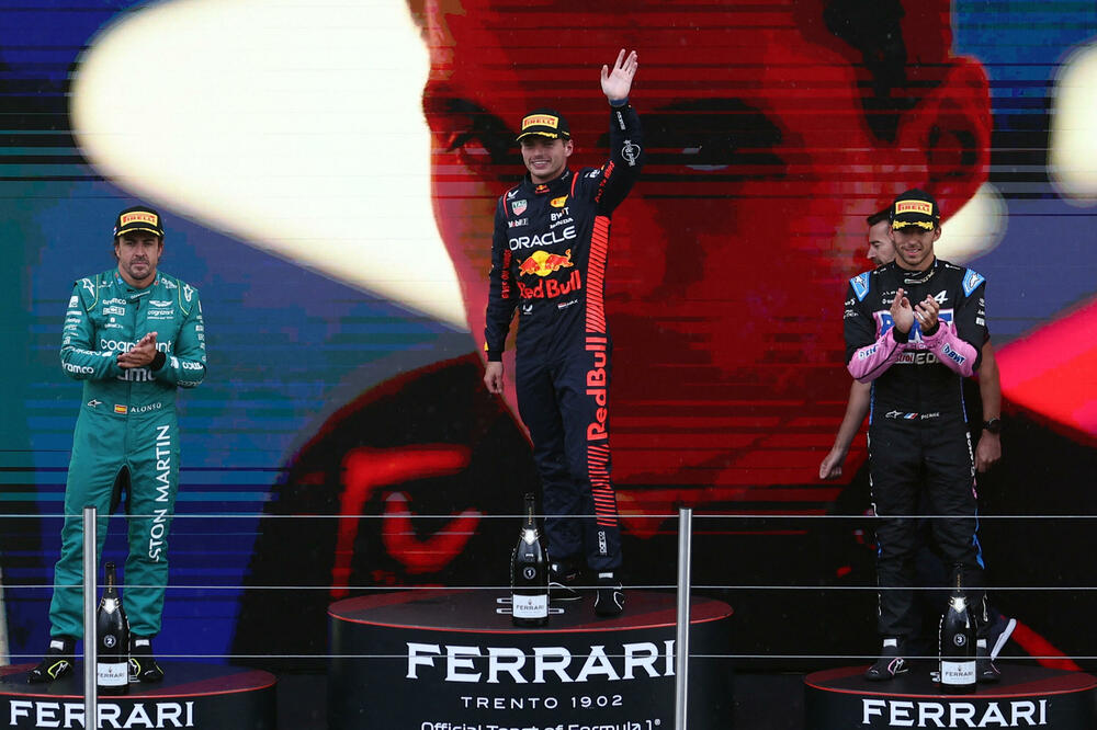Fernando Alonso, Maks Ferstapen i Pjer Gasli na pobjedničkom postolju, Foto: REUTERS/Yves Herman
