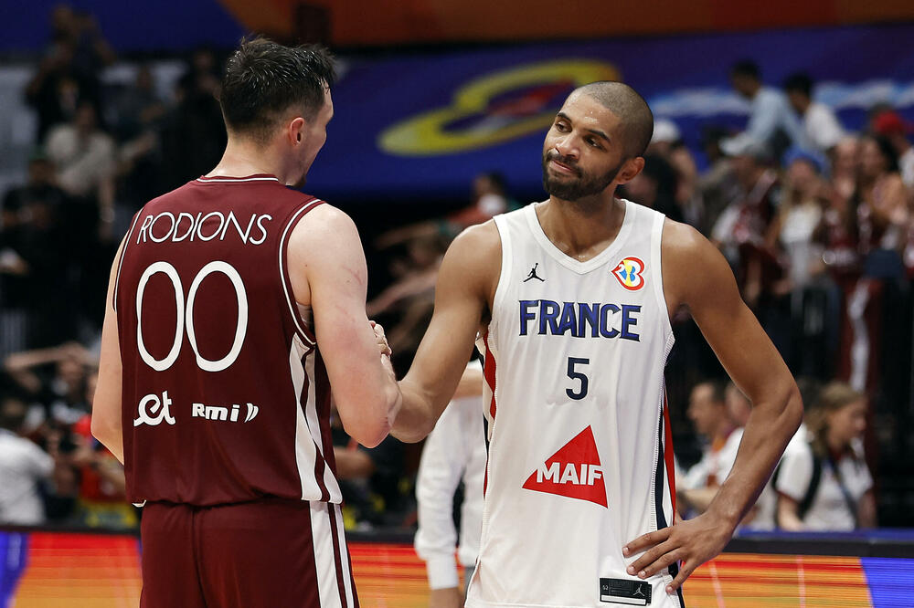 Nikola Batum je sportski čestitao Rodionsu Kurucsu nakon meča, Foto: Reuters/Willy Kurniawan