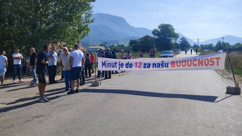 <p>"Naši zahtjevi nijesu megalomanski. Iz Župe svakog dana odlazi po milion eura, a ove godine ni cent nije uložen u infrastrukturu našeg kraja i to nesposobnošću opštinskih ili državnih organa."</p>