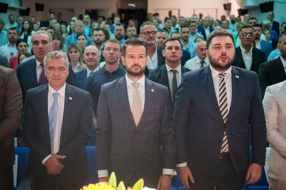 <p>"Samo ona lokalna samouprava ili državna vlast koja je izložena kritici građanstva i neizvjesnosti ishoda izbornog procesa može biti posvećena javnom interesu i odnositi se odgovorno prema mandatu dobijenom od građana”</p>