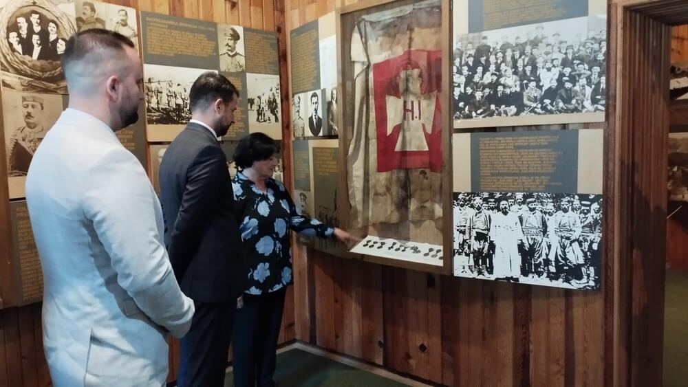 <p>"Samo ona lokalna samouprava ili državna vlast koja je izložena kritici građanstva i neizvjesnosti ishoda izbornog procesa može biti posvećena javnom interesu i odnositi se odgovorno prema mandatu dobijenom od građana”</p>