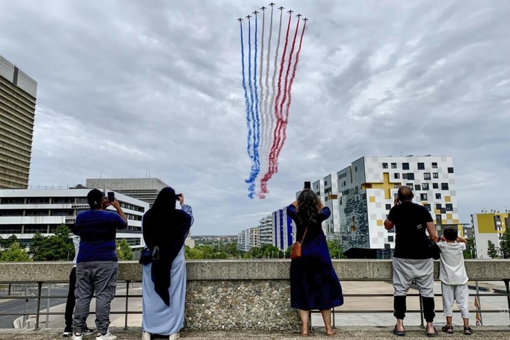 Stanovnici Nantera prate dešavanja povodom Dana Bastilje u julu 2023., Foto: Beta/AP
