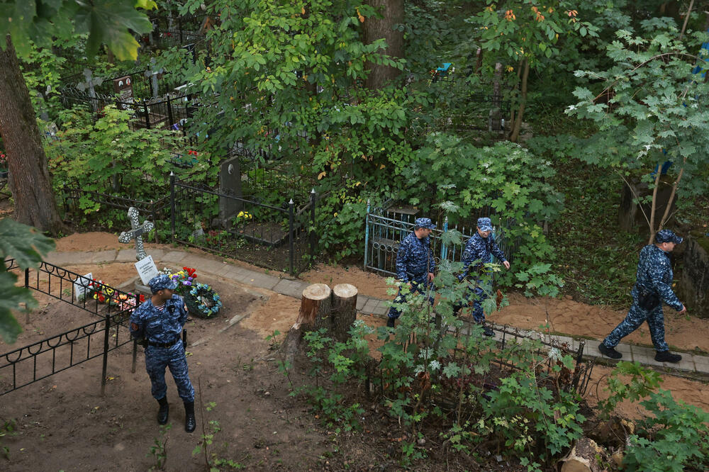 Policija čuva Prigožinov grob u Sankt Peterburgu, Foto: Rojters