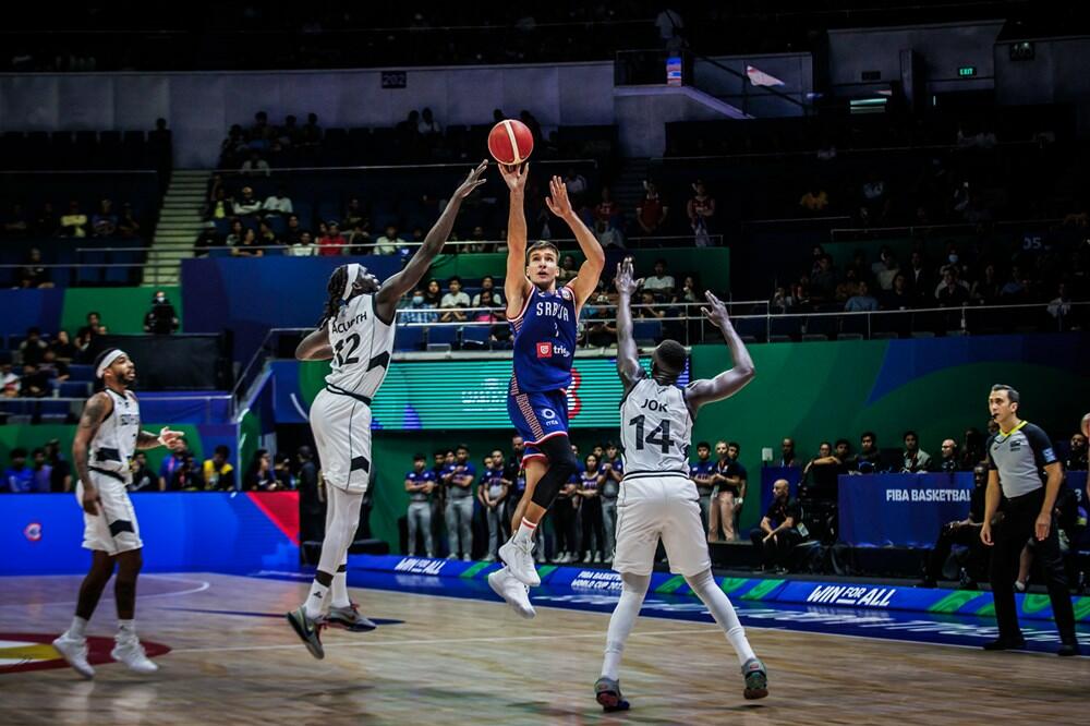 Bogdan Bogdanovć uzima posljednji šut u prvom poluvremenu, Foto: FIBA