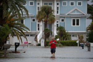 Uragan Idalija poplavio obalu Floride, pa zašao u Džordžiju