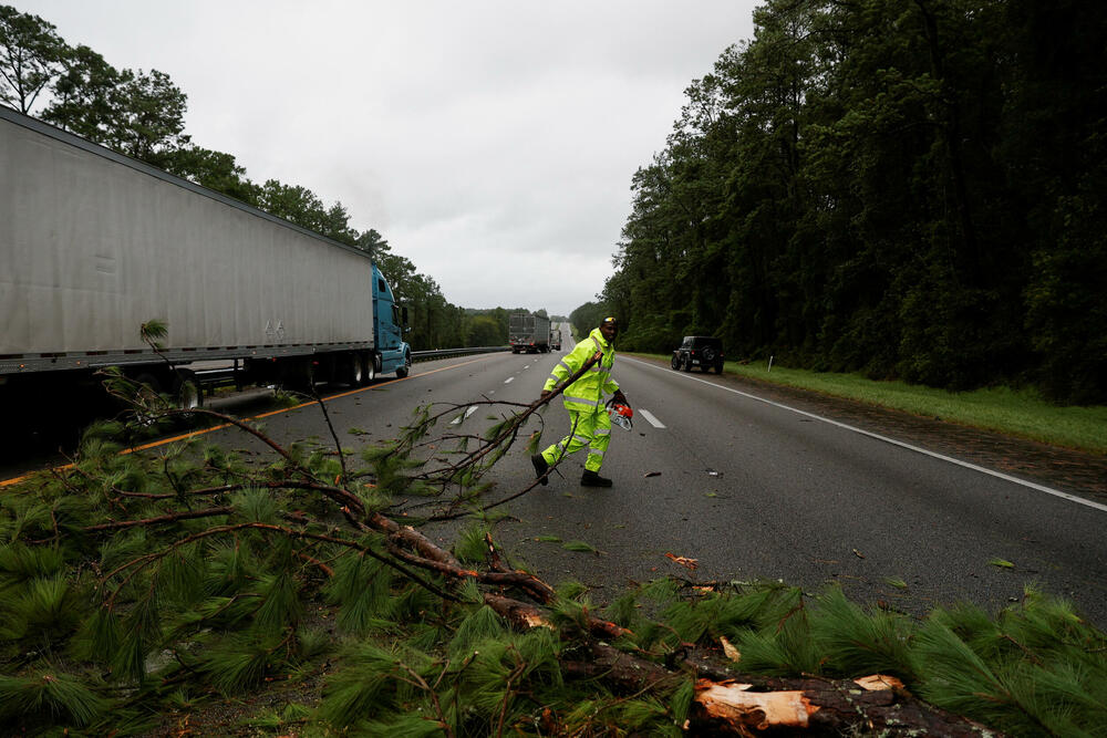 <p>Idalija je sa okeana stigla na obalu u 7.45 ujutro u slabo naseljenom regionu Big Bend, i tada je bila svrstavana u uragan treće kategorije sa maksimalnom brzinom vjetra blizu 205 km/h</p>