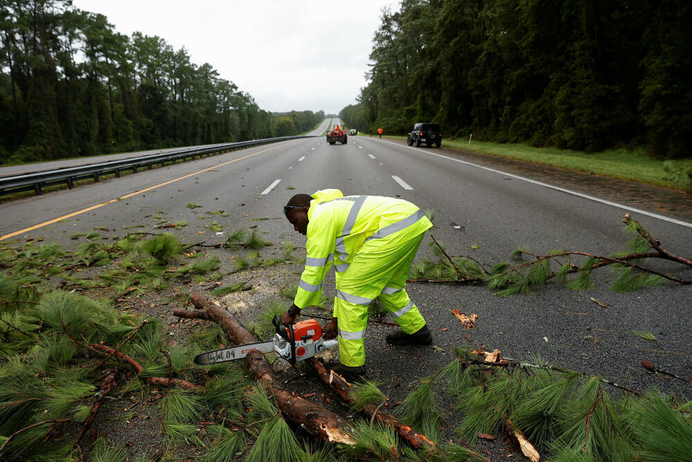 <p>Idalija je sa okeana stigla na obalu u 7.45 ujutro u slabo naseljenom regionu Big Bend, i tada je bila svrstavana u uragan treće kategorije sa maksimalnom brzinom vjetra blizu 205 km/h</p>
