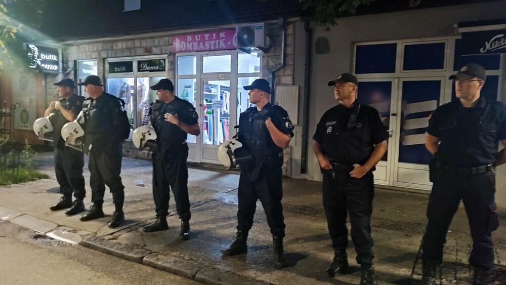 Policija ispred prostorija PES-a