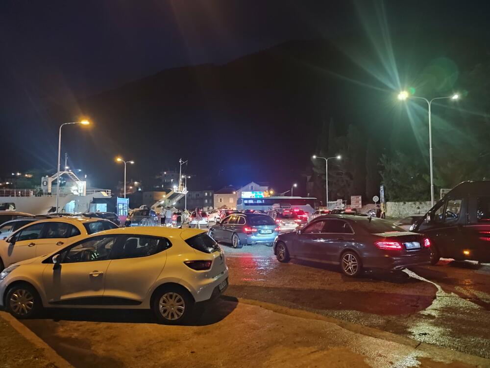 <p>Auto-kolone protiv formiranja vlade sa nekadašnjim partnerima DPS-a, a bez koalicije "Za budućnost Crne Gore"</p>