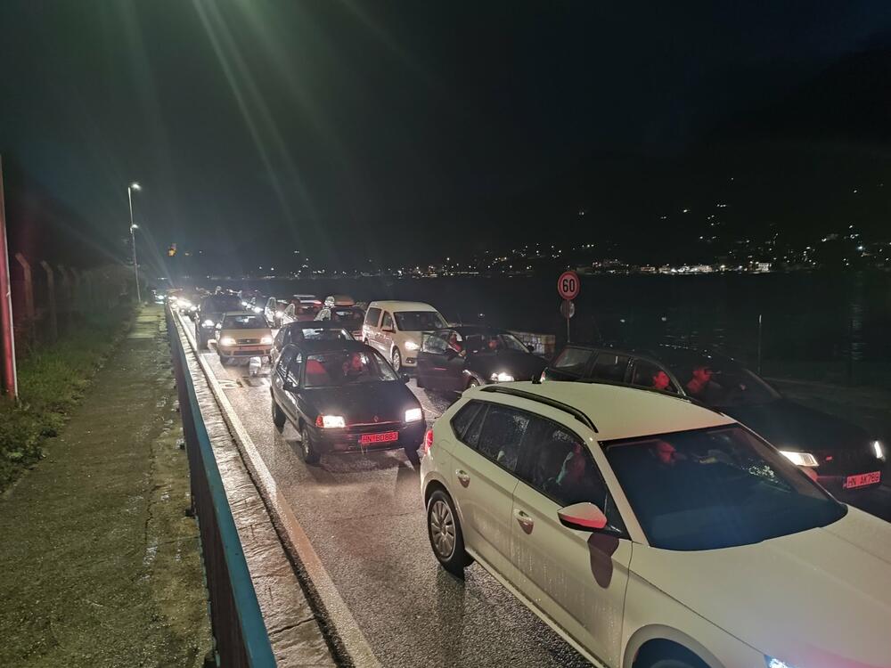 <p>Auto-kolone protiv formiranja vlade sa nekadašnjim partnerima DPS-a, a bez koalicije "Za budućnost Crne Gore"</p>