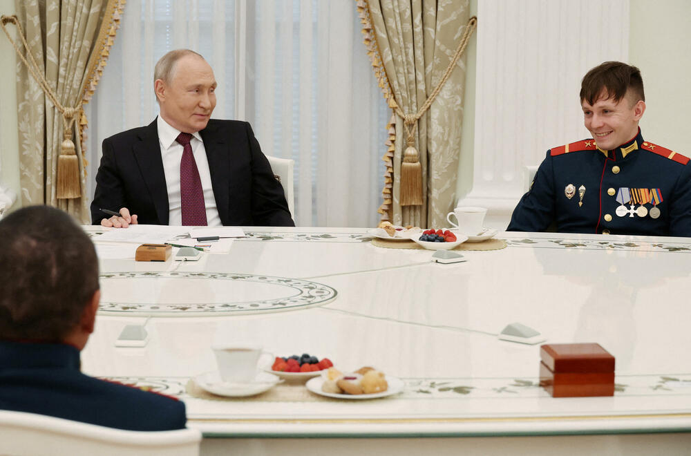 Putin na sastanku sa tenkistima u Kremlju