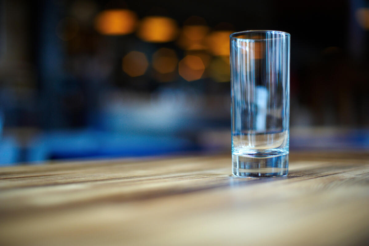 Бармен наливай пустой стакан. Пустой стакан на столе. Пустой стакан фото. Water Glass on Table.