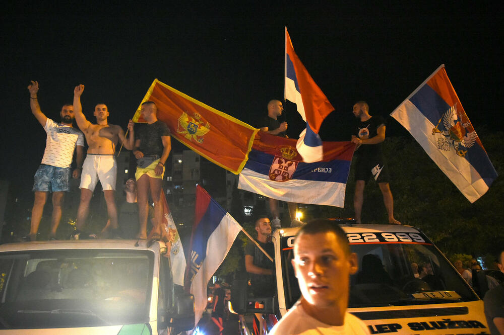 Slavlje na ulicama Podgorice poslije saopštavanja rezultata izbora 2020., Foto: BORIS PEJOVIC