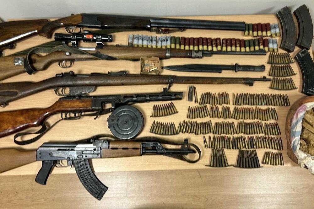 Pronađeno oružje i municija, Foto: Uprava policije