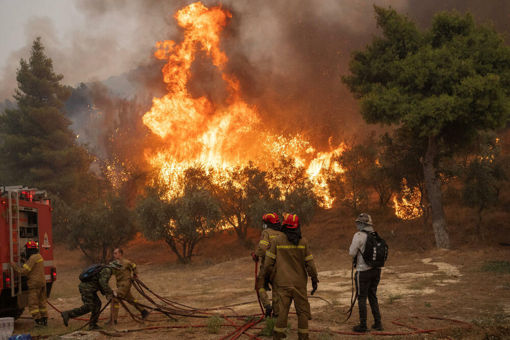 Vatrogasci i dobrovoljci gase požar blizu sela Hasija u Grčkoj, Foto: Rojters