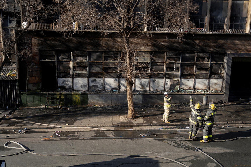 Vatrogasci na mjestu smrtonosnog požara koji je izbio u ranim jutarnjim satima u Johanesburgu, Foto: Reuters