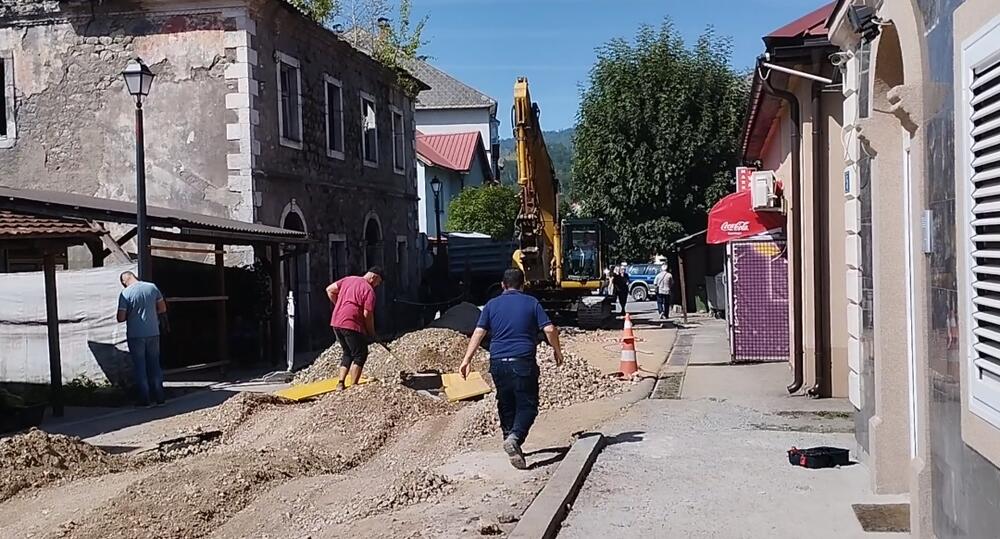 <p>Ulica Boška Rašovića, jedna od najdužih kolašinskih saobraćajnica i dalje zatvorena za saobraćaj. Iz Opštine kažu da nije bilo drugog načina da se realizuje projekat na koji se čekalo decenijama</p>