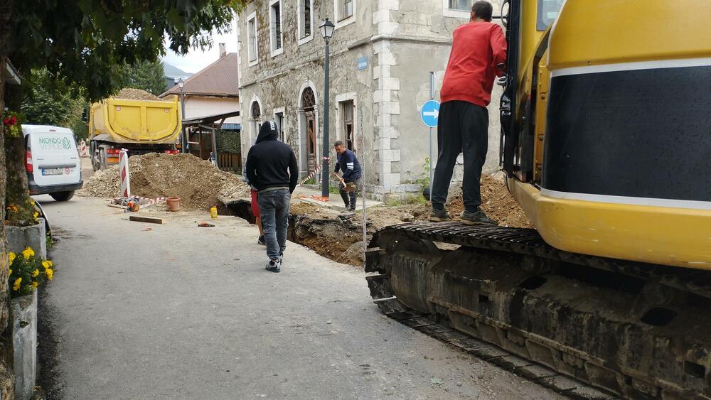 <p>Ulica Boška Rašovića, jedna od najdužih kolašinskih saobraćajnica i dalje zatvorena za saobraćaj. Iz Opštine kažu da nije bilo drugog načina da se realizuje projekat na koji se čekalo decenijama</p>