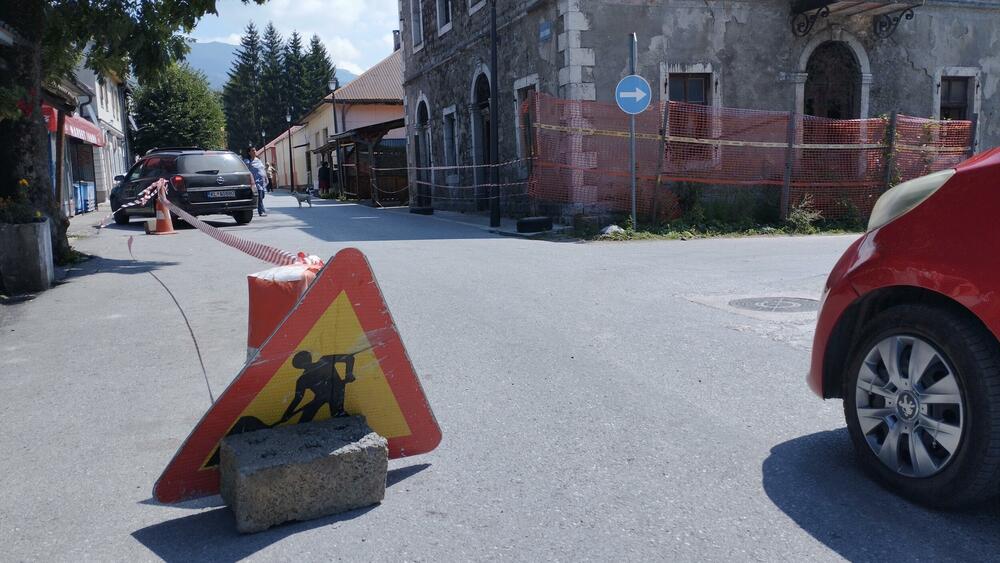 <p>Ulica Boška Rašovića, jedna od najdužih kolašinskih saobraćajnica i dalje zatvorena za saobraćaj. Iz Opštine kažu da nije bilo drugog načina da se realizuje projekat na koji se čekalo decenijama</p>