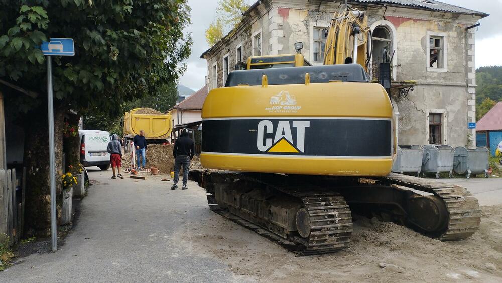 <p>Ulica Boška Rašovića, jedna od najdužih kolašinskih saobraćajnica i dalje zatvorena za saobraćaj. Iz Opštine kažu da nije bilo drugog načina da se realizuje projekat na koji se čekalo decenijama</p>