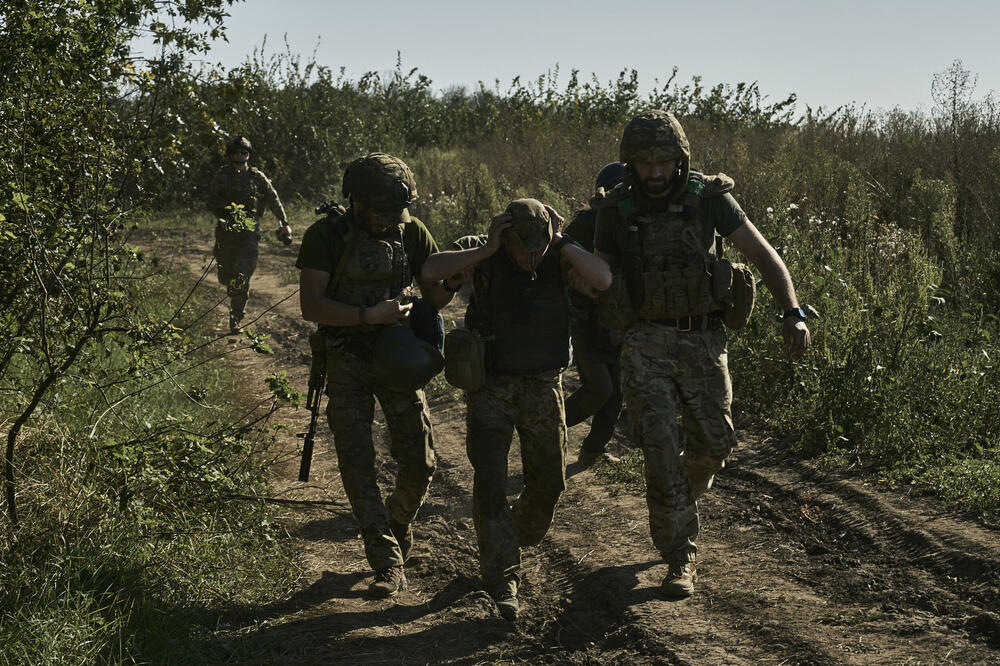 Evakuacija ranjenog ukrajinskog vojnika na frontu blizu Bahmuta, Foto: Beta/AP