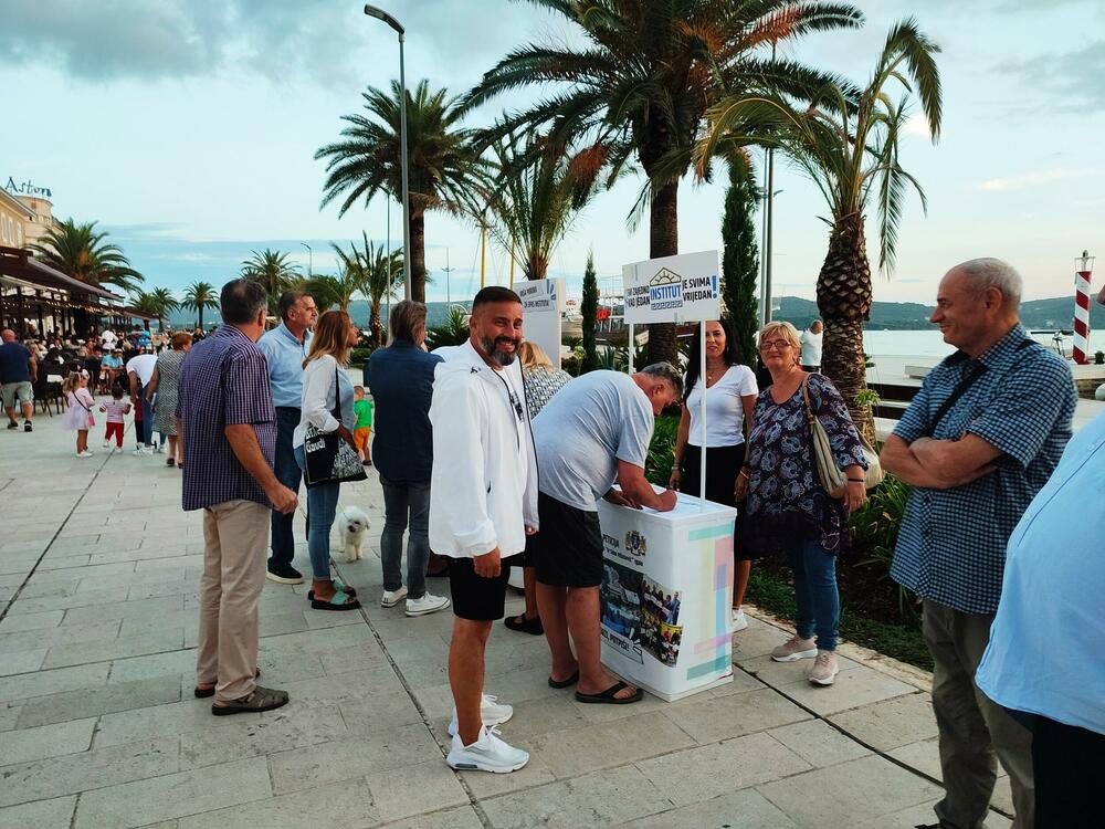 <p>Za oko dva sata koliko su štandovi na kojima se peticija mogla podržati bili otvoreni na gradskoj rivi i šetalištu Pine, peticiju je potpisao veliki broj građana Tivta<br /> </p>