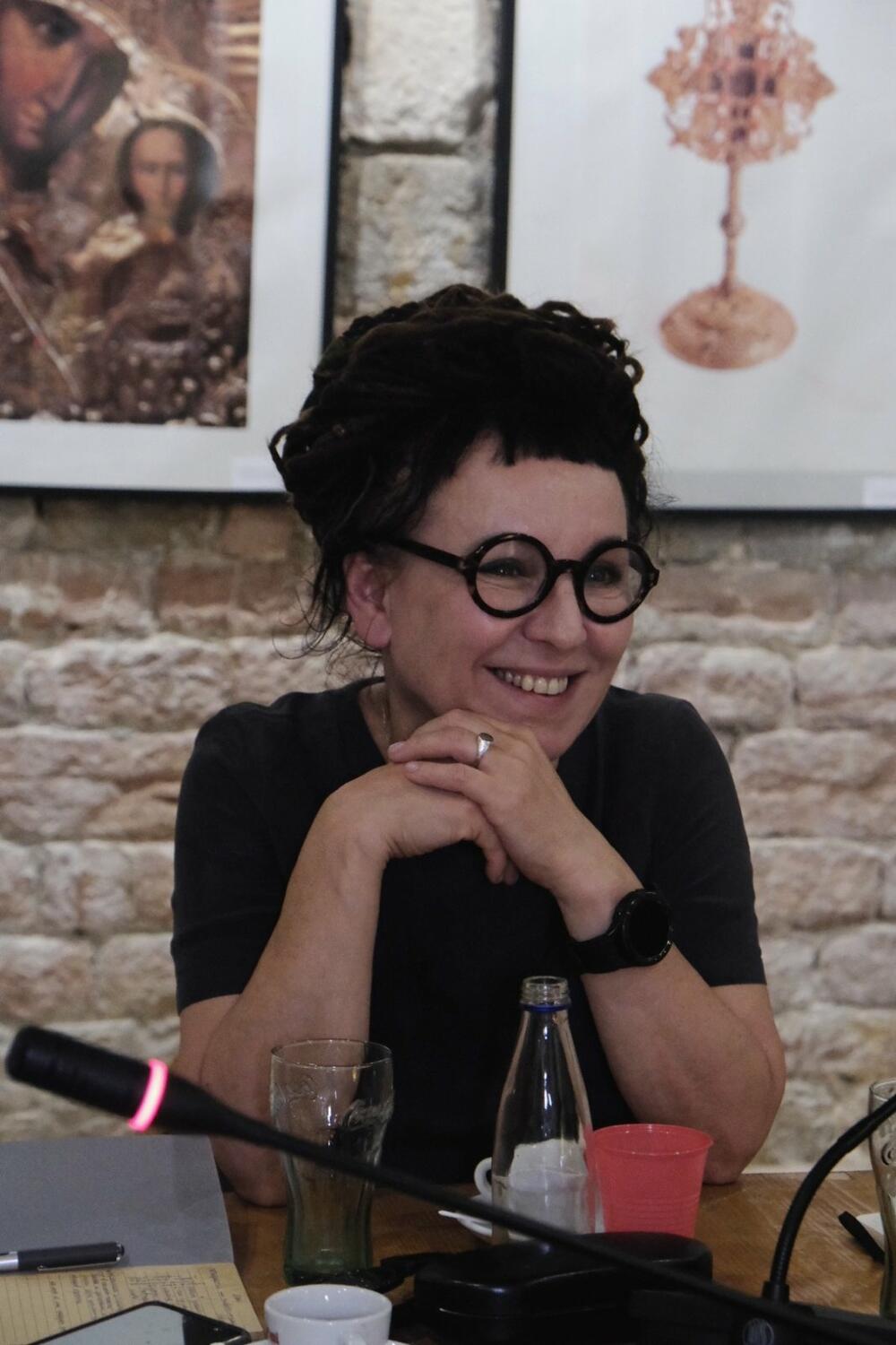 <p>Olga Tokarčuk (1962), prva poljska nobelovka za proznu književnost i prva poljska bukerovka, dvostruka dobitnica najviše poljske književne nagrade Nike, prevedena je na 37 svjetskih jezika.</p>