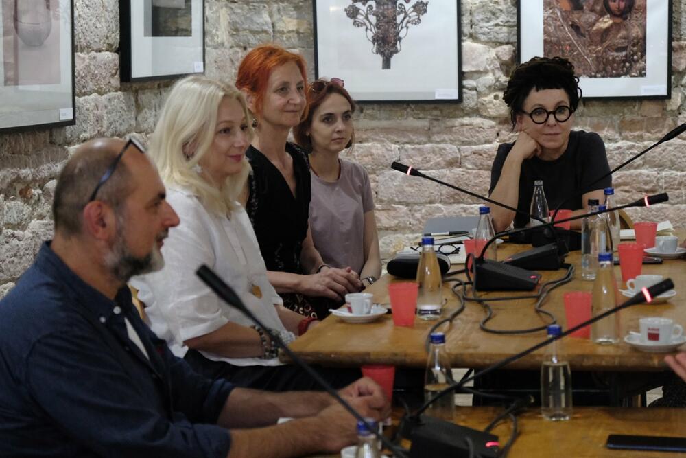 <p>Olga Tokarčuk (1962), prva poljska nobelovka za proznu književnost i prva poljska bukerovka, dvostruka dobitnica najviše poljske književne nagrade Nike, prevedena je na 37 svjetskih jezika.</p>