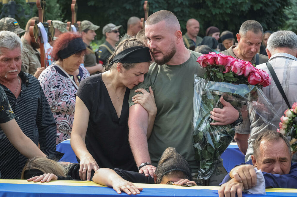 Sa sahrane ukrajinskih pilota koji su stradali kada su dva helikoptera oborena u Donjecku, Foto: Rojters