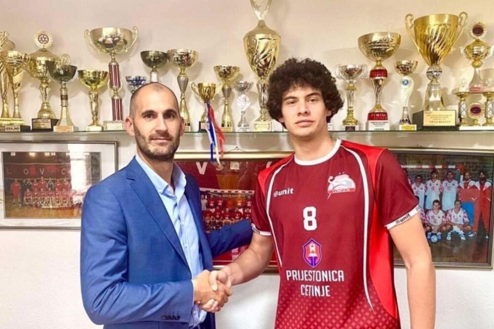 Vuk Lakićević sa sportskim direktorom Lovćena Vukom Latkovićem, Foto: RK Lovćen