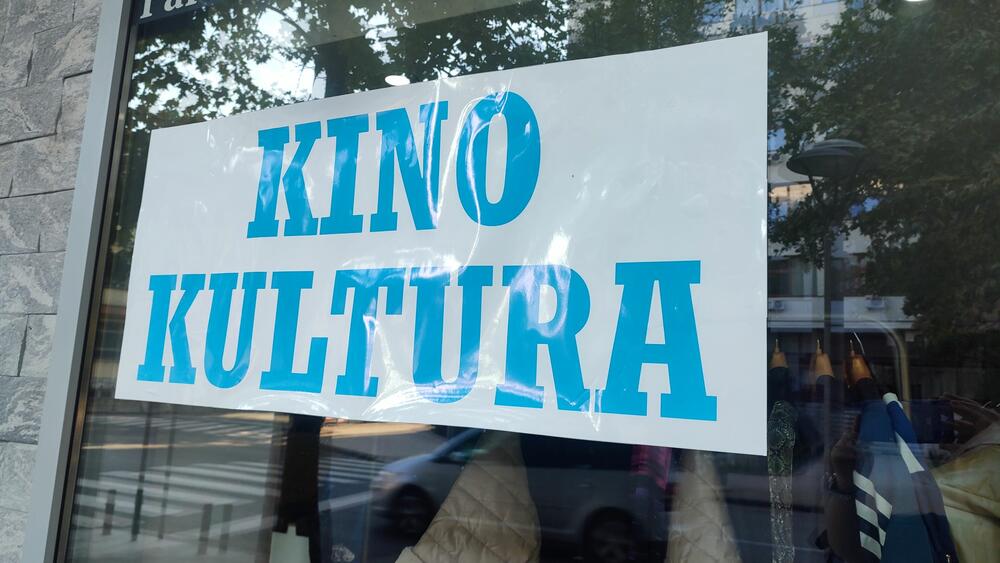 <p>Ne vrijedi pisati o nikšićkom korzou, jer teško je riječima objasniti kako to izgleda kada imaš svoje parče betona, svoje drvo, ugao, stepenice...</p>