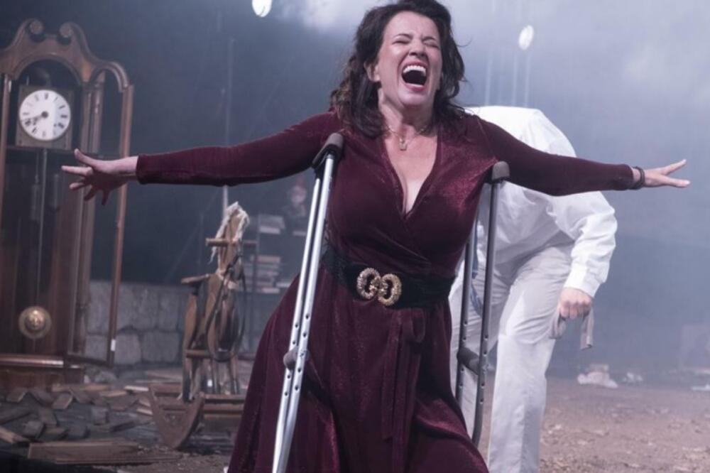 Scena iz predstave "Urnebesna tragedija": Mihailović, Foto: Privatna arhiva