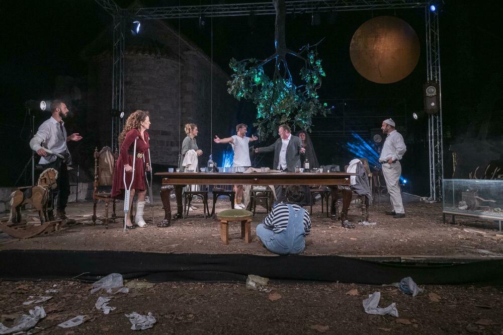 Scena iz predstave 'Urnebesna tragedija'