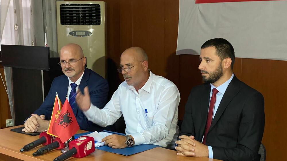 <p>Osnivačkoj skupštini prisustvovao direktor Uprave za saradnju sa dijasporom-iseljenicima Arben Jakupi, otpravnik poslova u Ambasadi Crne Gore u Tirani Đorđe Janković, predstavnik Crnogorske manjine u Albaniji, Marinko Ćulafić, počasni konzul u Skadru Sokol Hoxha, samostalni savjetnik u Upravi, Zoran Đukanović</p>