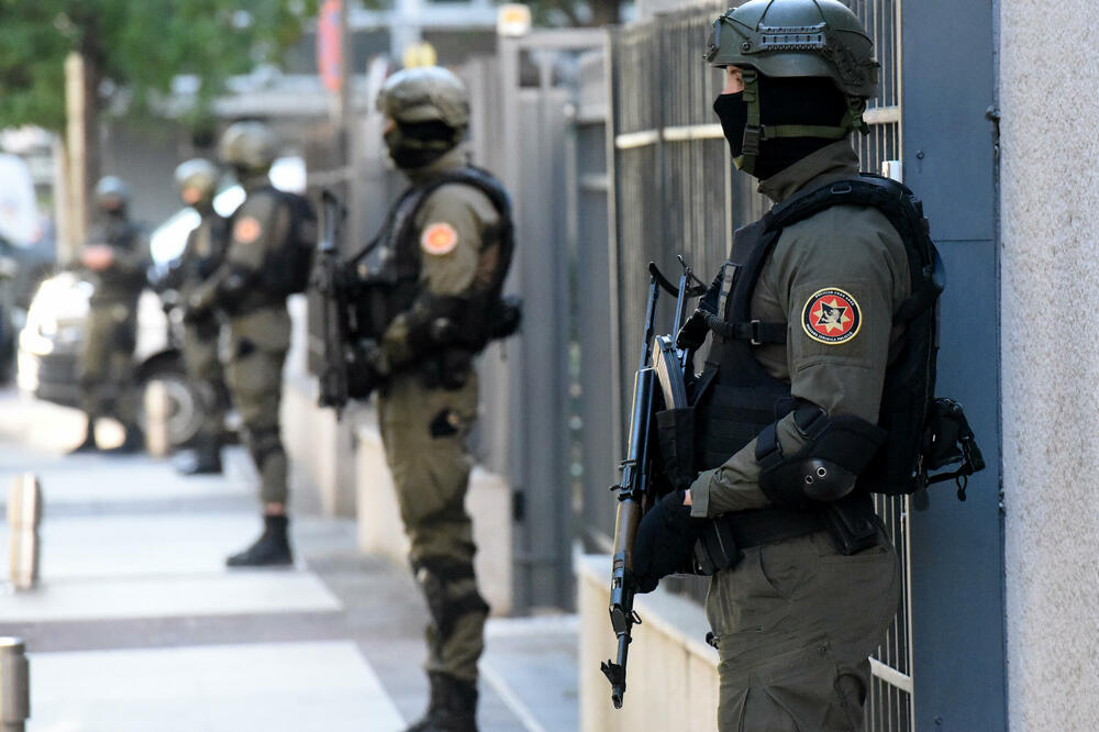 Specijalna policija za specijalne predmete: Obezbjeđivanje zgrade Višeg suda (arhiva/ilustracija), Foto: SAVO PRELEVIC