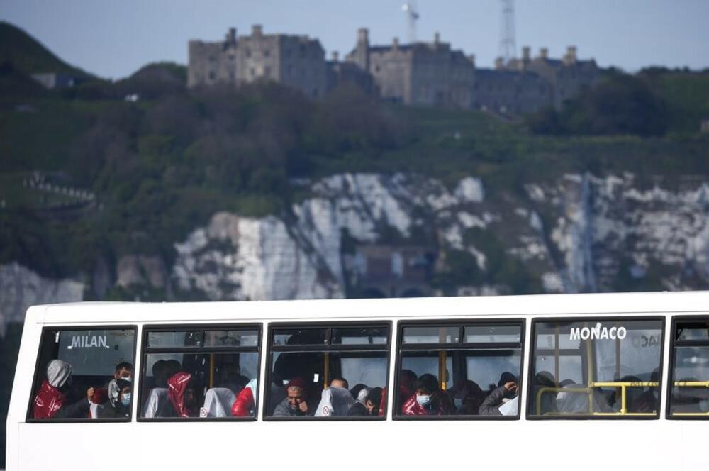 Migranti u autobusu u Doveru pošto su spaseni tokom prelaska kanala u maju 2022.