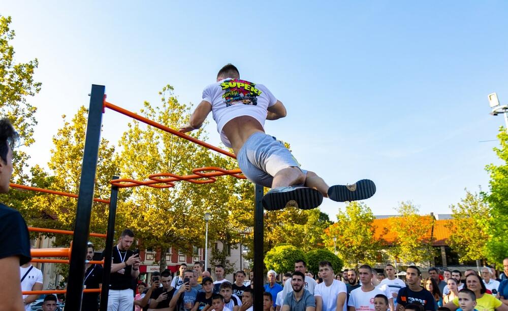 <p>Događaj je organizovan uz podršku Opštine Nikšić, a u saradnji sa Gimnastičkim klubom „Montenegro Street Workout“, Gimnastičkim Savezom Crne Gore, Sekretarijatom za kulturu, sport, mlade i socijalno staranje Opštine Nikšić</p>