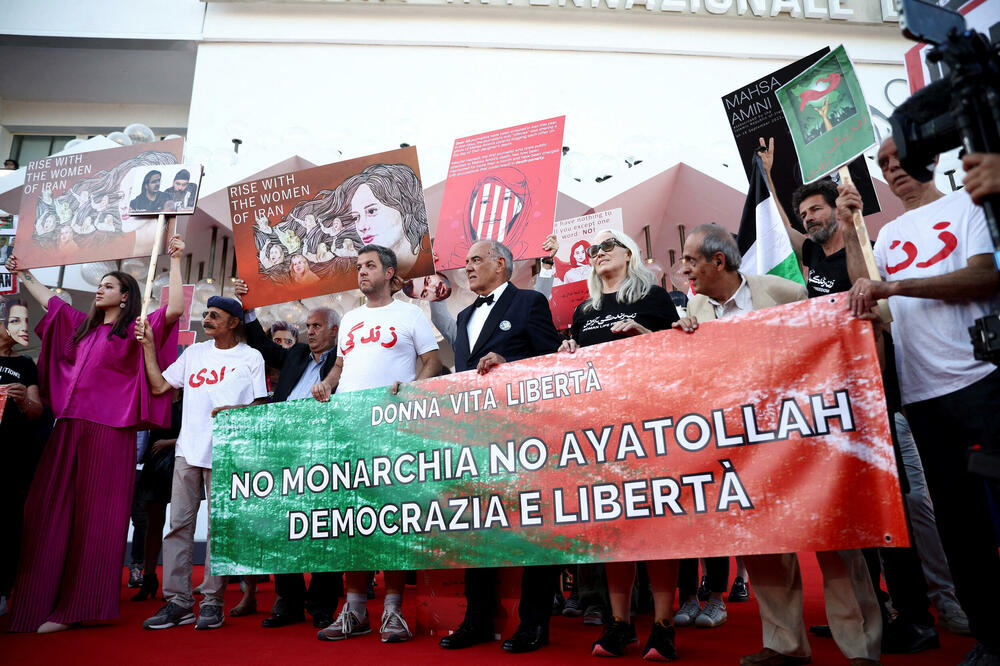 Ljudi učestvuju u flash mobu u znak solidarnosti sa iranskim narodom, 2. septembar 2023., Foto: REUTERS