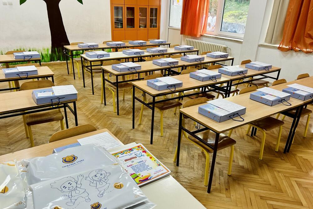 Pokloni za sve prvake u tivatskoj osnovnoj školi "Drago Milović", Foto: Opština Tivat