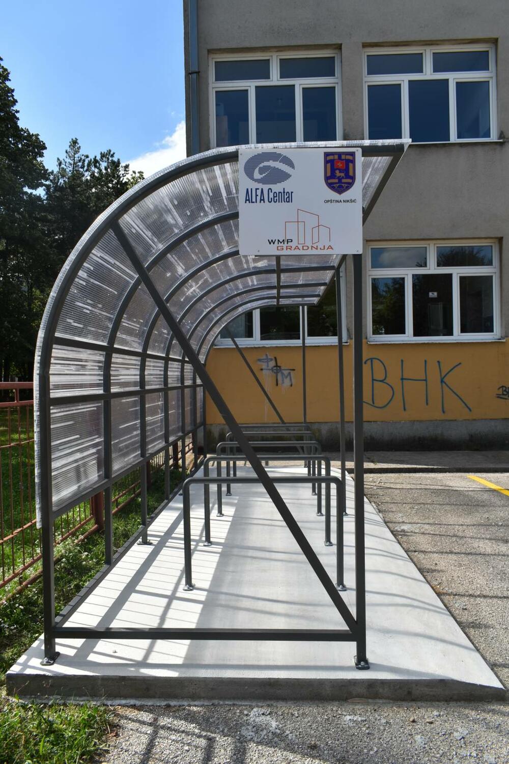 <p>Projektom su, prema riječima Perovića, željeli i da pošalju poruku da svi zajedno, nevladin sektor, lokalna uprava, nadležne institucije, biznis partneri, mediji, mogu da doprinesu da se što veća pažnja pokloni bitnim temama kao što su bezbjednost saobraćaja i životna sredina</p>