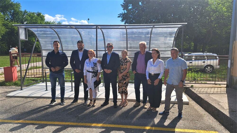 <p>Projektom su, prema riječima Perovića, željeli i da pošalju poruku da svi zajedno, nevladin sektor, lokalna uprava, nadležne institucije, biznis partneri, mediji, mogu da doprinesu da se što veća pažnja pokloni bitnim temama kao što su bezbjednost saobraćaja i životna sredina</p>