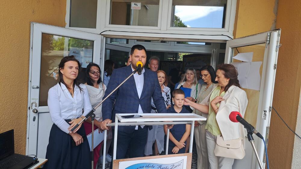 <p>Projektom su, prema riječima Perovića, željeli i da pošalju poruku da svi zajedno, nevladin sektor, lokalna uprava, nadležne institucije, biznis partneri, mediji, mogu da doprinesu da se što veća pažnja pokloni bitnim temama kao što su bezbjednost saobraćaja i životna sredina</p>