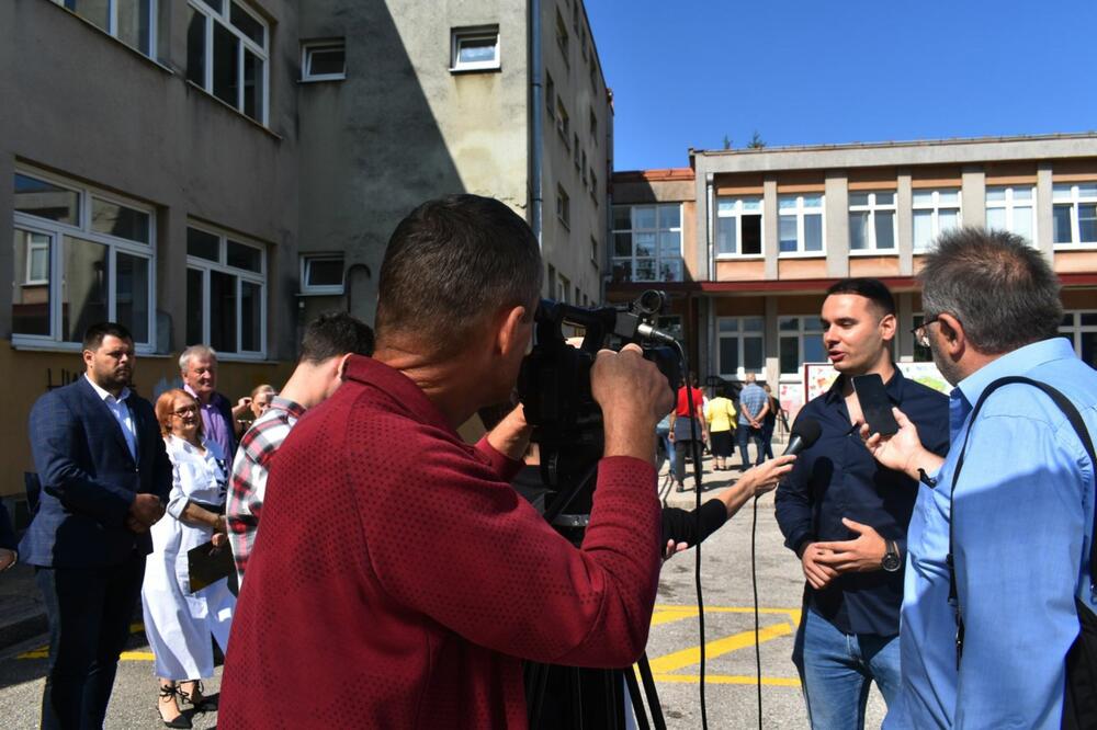 <p>Projektom su, prema riječima Perovića, željeli i da pošalju poruku da svi zajedno, nevladin sektor, lokalna uprava, nadležne institucije, biznis partneri, mediji, mogu da doprinesu da se što veća pažnja pokloni bitnim temama kao što su bezbjednost saobraćaja i životna sredina</p>