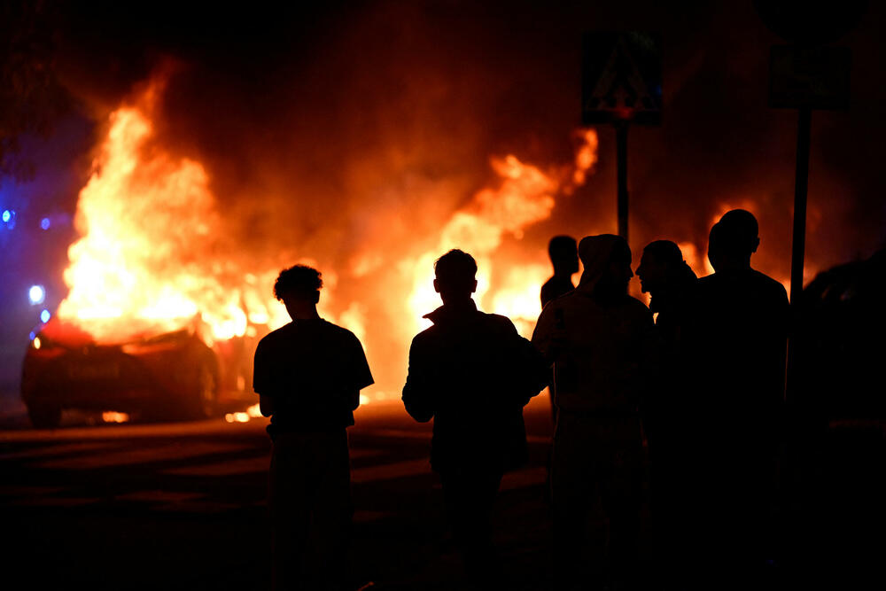 <p>Policija u Malmeu saopštila je da su ih demonstranti gađali kamenjem i da je zapaljeno na desetine automobila</p>