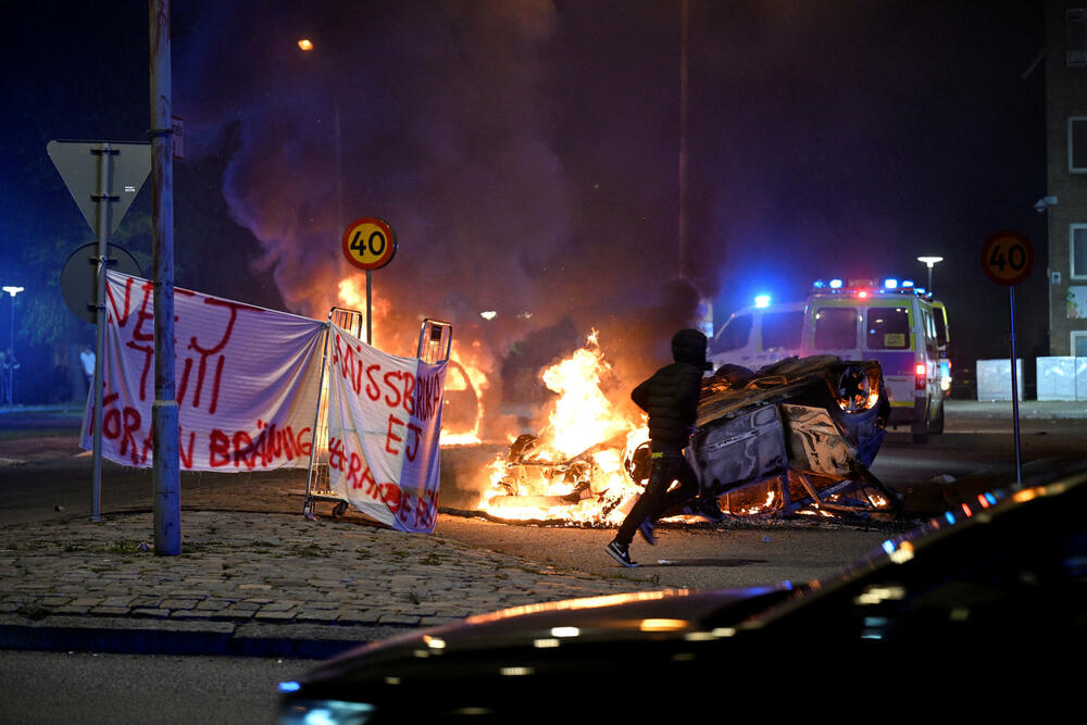 <p>Policija u Malmeu saopštila je da su ih demonstranti gađali kamenjem i da je zapaljeno na desetine automobila</p>